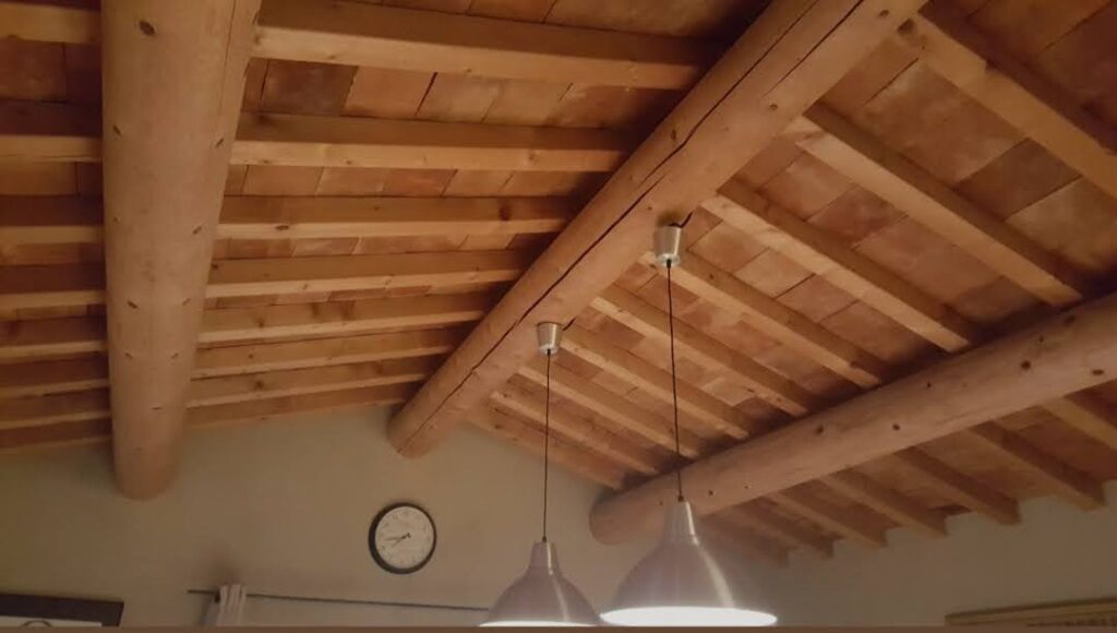 Plafond bois avec tomettes
